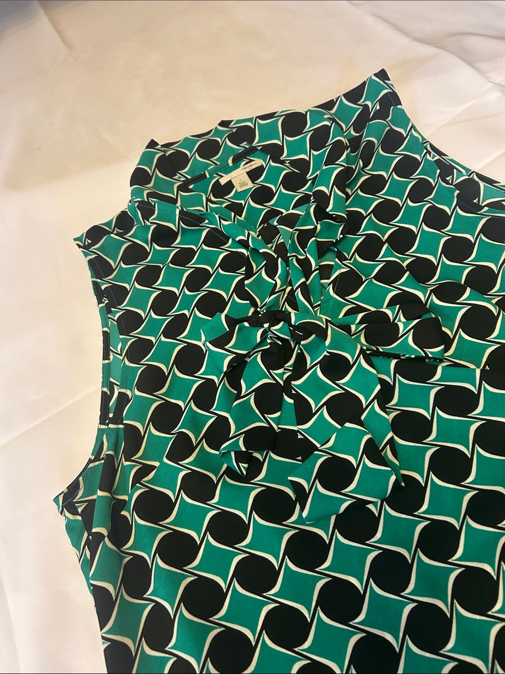 Halogen Green and Black Geometric Tie-Neck Sleeveless Top - Picture 5 of 7